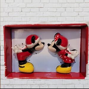Mickey and Minnie Kissing Chistmas salt and pepper shakers